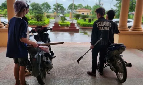 Cầm hung khí rượt đuổi nhau giữa phố, nhóm thanh niên khiến bé 6 tuổi tử vong tại chỗ, 3 người khác bị thương