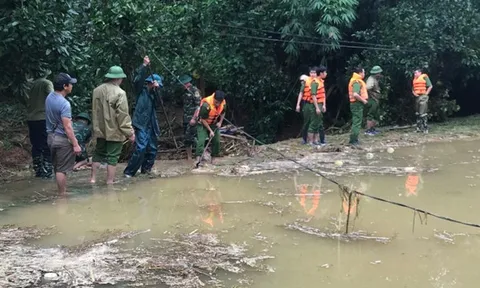 Cả ao cá như quả bom nước "nổ tung" cuốn trôi 4 người: Không ai ngờ dòng nước lại khủng khiếp đến vậy!