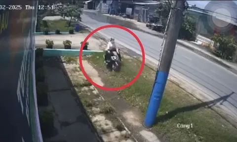 Xót xa: Clip ghi lại khoảnh khắc người phụ nữ trên đường mang tiền đóng viện phí cho mẹ, không may gặp nạn và tử vong sau cú va vào trụ điện ở TP.HCM