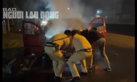 Xe đang chạy bất ngờ bốc cháy dữ dội, hai người mắc kẹt bên trong – Hành động của CSGT khiến ai cũng “nín thở”