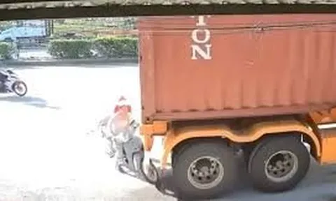 Hai cô gái bỏ xe máy chạy thoát thân trong tích tắc khi container lùi bất cẩn, clip khiến nhiều người thót tim