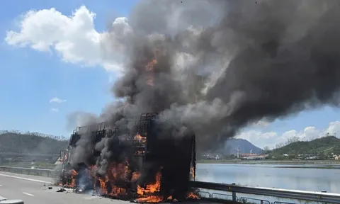 Cháy lớn trên cao tốc: Xe tải biến thành 'biển lửa' chỉ trong ít phút, khói đen bốc lên cuồn cuộn