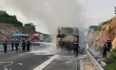 Xe khách bốc cháy dữ dội trơ khung trên cao tốc Nha Trang – Cam Lâm, 30 hành khách may mắn thoát nạn trong gang tấc