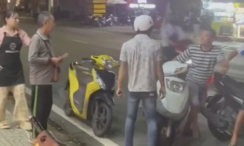 Cụ ông khắc khổ bán vé số ở Phú Quốc chỉ lỡ miệng một câu đã bị khách hung hăng quát nạt dọa đánh