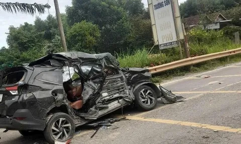 4 người thương vong, xe ô tô con nát bét sau vụ tai nạn giao thông ở Quảng Trị