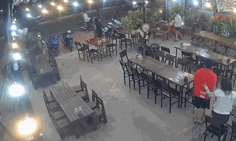 Clip: Hé lộ nguyên nhân nam thanh niên lao ô tô vào quán tông chết người ở Gia Lai