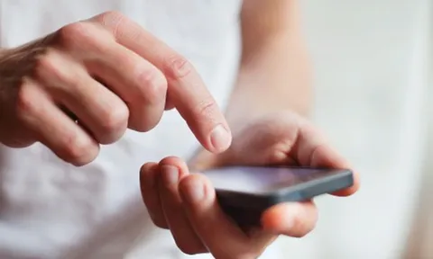 Tôi phát hiện chồng lưu tên một người phụ nữ trong điện thoại là “đồng nghiệp sửa điện”, đến khi bấm gọi thử thì tim tôi rơi xuống