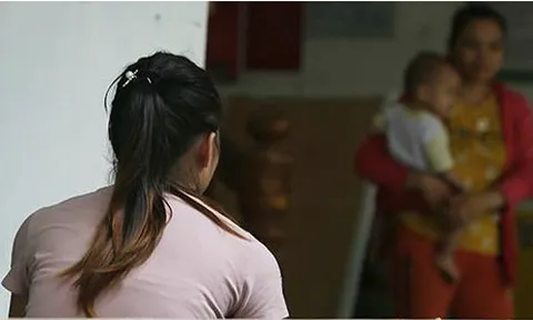 Con trai tôi vừa ngủ là chồng lại bế sang phòng bà nội, đến hôm nghe bà nói một câu tôi mới hiểu một chuyện