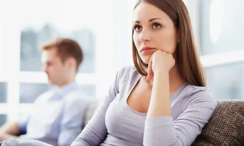 Ngày ký đơn ly hôn, chồng nói một câu về mẹ khiến tôi buông bút ngay trước mặt luật sư