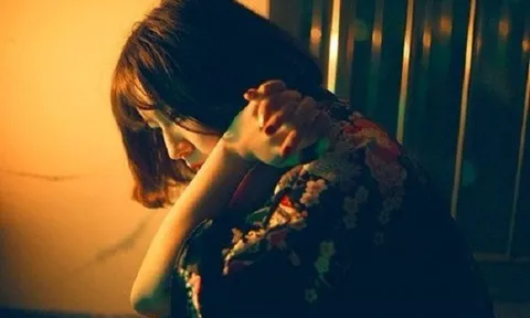 Mở điện thoại chồng lúc nửa đêm, tôi không sốc vì tin nhắn ngoại tình mà vì một chi tiết phía sau