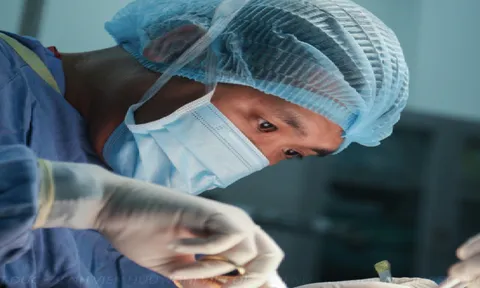 Tưởng phải cắt bỏ thận, bác sĩ làm điều ít ai ngờ: Lấy thận “đứt rời” ra ngoài "sửa chữa" rồi ghép lại cho chính bệnh nhân