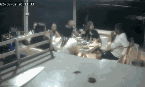 Ly thân 15 ngày, người đàn ông 62 tuổi lái xe tông vào bàn ăn của vợ cũ: Lời giải thích khó tin từ người chồng