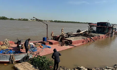 Nam Định: Bắt quả tang tàu hàng trăm tấn đang hút trộm cát