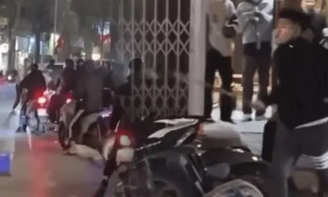 Điều tra làm rõ nhóm thanh niên cầm xẻng tấn công người trên phố Lò Đúc