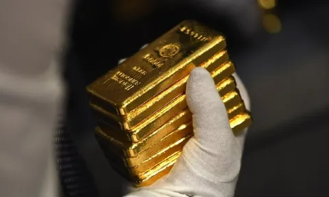Vàng tăng "sốc" trước phiên đấu thầu vàng miếng SJC lần 2 của NHNN