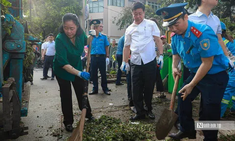 Bí thư Hà Nội cùng người dân xuống đường dọn rác sau bão số 3