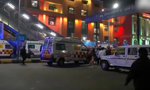 Clip: Hiện trường vụ giẫm đạp ở ga thủ đô Ấn Độ, 15 người thiệt mạng