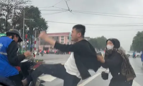 Vụ nam sinh lớp 11 bị đánh dã man sau va chạm giao thông: Tiết lộ bất ngờ về người phụ nữ can ngăn