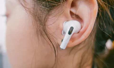 Mức phạt lỗi đeo tai nghe một bên khi lái xe máy từ năm 2025