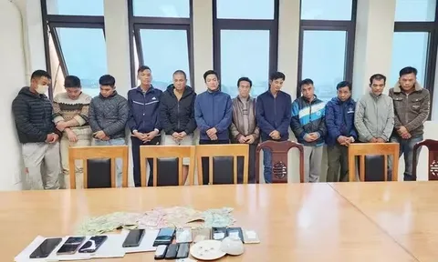 Ập vào kiểm tra chòi nuôi cá lúc chiều tối, bắt quả tang 12 đối tượng "sát phạt đỏ đen" trên chiếu bạc