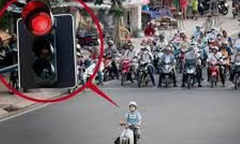 "Cố đấm ăn xôi" vượt đèn đỏ, xe máy trả giá 14 triệu đồng nếu xảy ra điều này