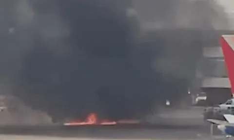 Hiện trường ám ảnh máy bay bốc cháy dữ dội trên đường băng, 178 người phải sơ tán