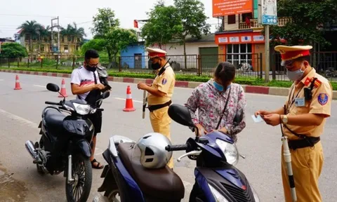 Nóng: Trường hợp được vượt xe bên phải từ 1/1/2025, ai cũng nên biết