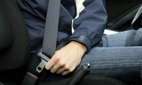 Từ năm 2025, mức phạt lỗi không thắt dây an toàn trên xe ô tô quy định ra sao?