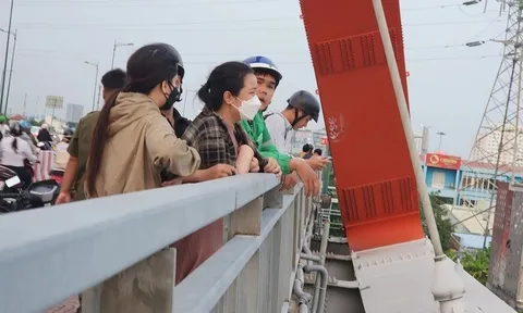Chồng nhảy cầu Bình Lợi, vợ ôm mặt khóc nức nở "lý do gì mà anh nhảy vậy anh ơi" khiến ai cũng xót xa