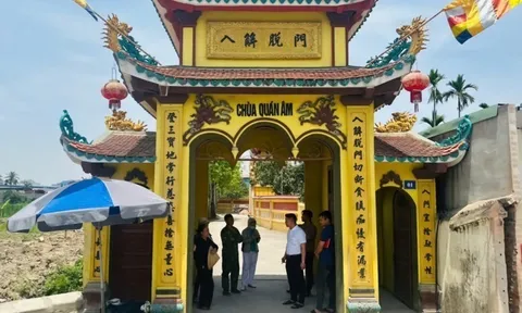 Bàng hoàng phát hiện thi thể trẻ sơ sinh cuốn chặt trong áo mưa trước cổng chùa ở Hải Phòng