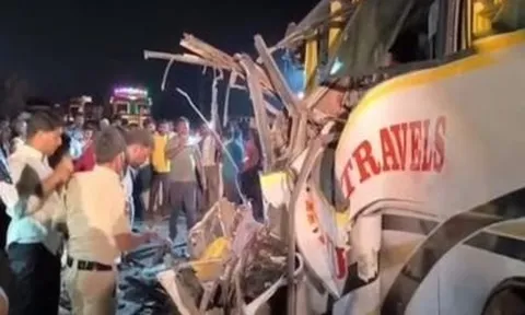 Hiện trường vụ tai nạn xe buýt va chạm với xe tải chở xi măng, 4 người tử vong, 17 người bị thương