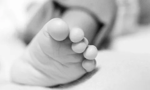 Cha say rượu vô tình nằm đè con gái 28 ngày tuổi khiến bé tử vong do ngạt thở