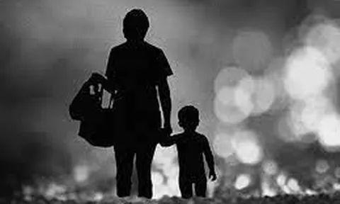 Về quê nghỉ lễ, tôi và các con lặng lẽ kéo vali rời đi sau bữa cơm mẹ chồng nấu