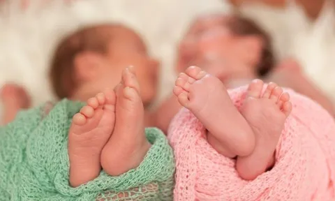 Sinh đôi sau 3 năm hiếm muộn, chồng tôi ngã quỵ khi biết chỉ một đứa là con ruột