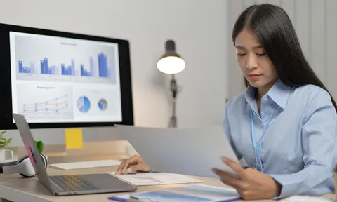 Ngày đầu tiên đi làm sau khi nghỉ thai sản, mẹ chồng nói một câu khiến tim tôi nghẹn lại