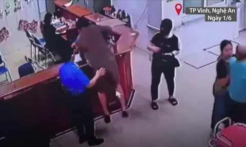 Người đàn ông bất ngờ chồm qua quầy, tấn công nhân viên y tế giữa lúc làm thủ tục