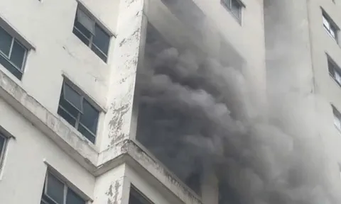 Hà Nội: Cháy lớn tại chung cư HH Linh Đàm, khói đen cuồn cuộn từ tầng 14