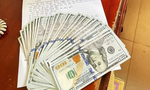 Nữ hành khách bỏ quên ba lô chứa hàng ngàn USD tại ga tàu