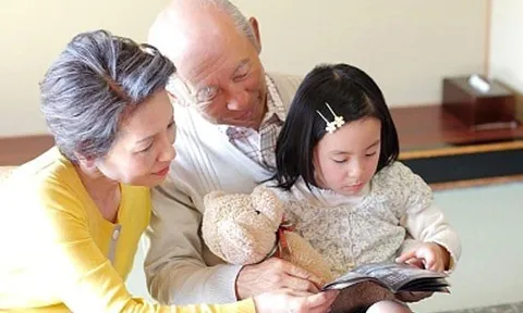 Bố mẹ chồng từ chối trông cháu hè vì… bận nhổ rau, đi hát