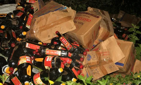 Quảng Nam: Phát hiện hàng nghìn chai nghi nước mắm bị vứt bỏ giữa đêm tối