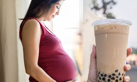 Mẹ bầu 3 lần nhập viện, buộc phải sinh mổ khẩn cấp ở tuần thai 32, con chỉ 1,6kg: Tất cả "vận hạn" đến từ 1-2 ly trà sữa mỗi ngày