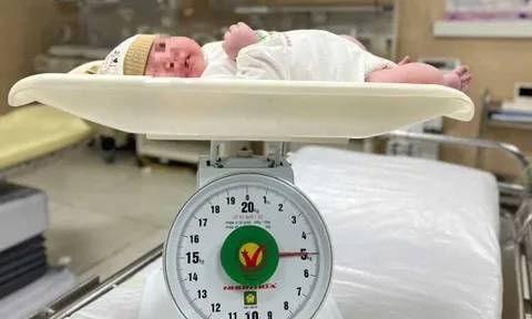 Hội mẹ bỉm rần rần xin vía bé gái sơ sinh nặng 5 kg, chào đời khỏe mạnh vượt chuẩn