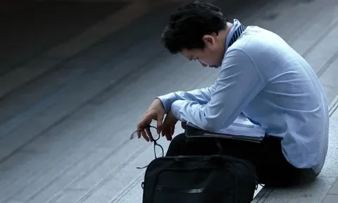 Em trai khoe lương trăm triệu, ai ngờ nợ ngập đầu và âm thầm giữ cả sổ đỏ nhà bố mẹ