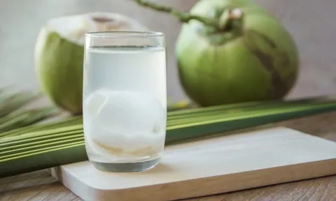 Đừng tưởng nước dừa lành tính: Uống sai có ngày rước họa vào thân