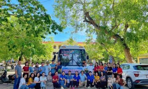 Vượt 100 cây số lên vùng lũ, các giáo viên mầm non tiếp sức đồng nghiệp khắc phục hậu quả sau lũ dữ