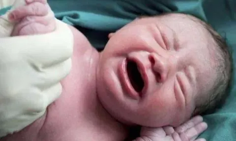 Con sơ sinh vừa chào đời mỉm cười rõ tươi, bác sĩ tát mạnh, bố định kiện nhưng mẹ cảm ơn rối rít