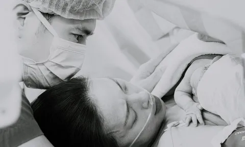 Ngô Thanh Vân sinh con đầu lòng với chồng trẻ Huy Trần ở tuổi U50, vỡ òa khoảnh khắc da kề da với ái nữ