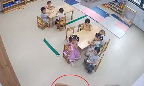 Camera giám sát ghi lại cảnh tượng cô giáo mầm non đưa con vào góc kín, hành động tiếp theo khiến mẹ nghẹn ngào