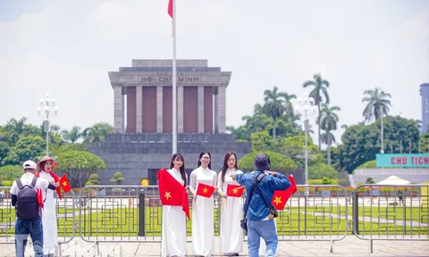 Du khách đổ về Hà Nội dịp 2/9, khách sạn phố cổ kín chỗ từ sớm