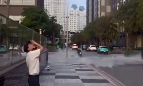 Clip: Thót tim khoảnh khắc nam thanh niên ném liền 3 bình nước 20 lít từ chung cư xuống đất